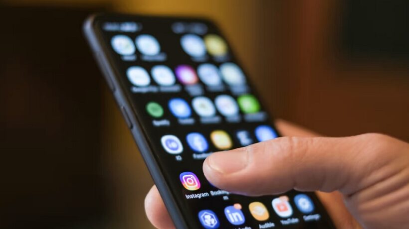 How do I run two apps on Android?